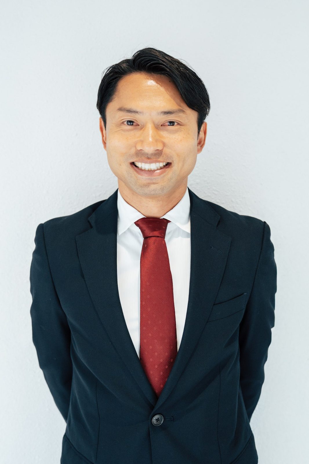 スーツ姿の諸江